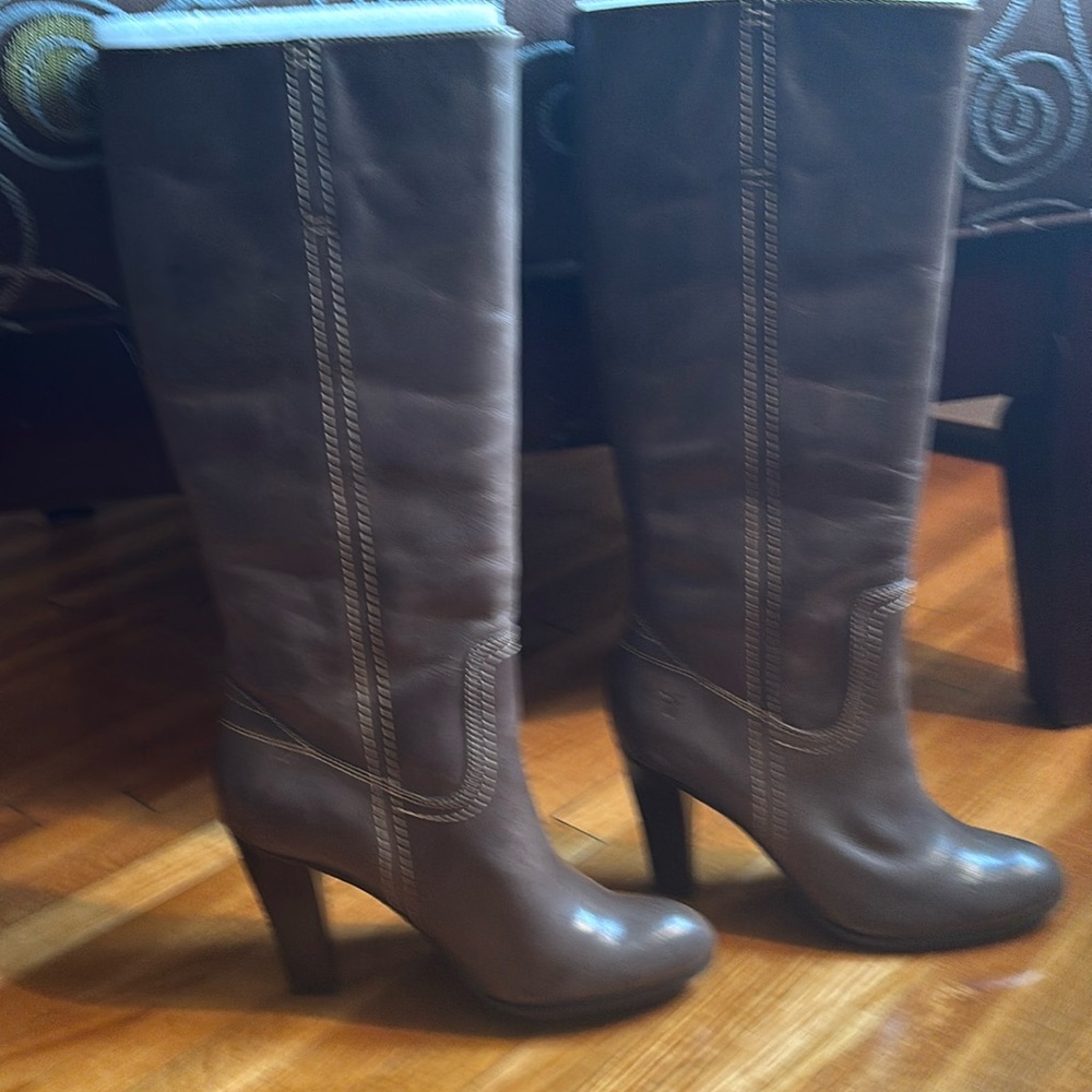 Worn once Frye Vicki campus pull on boot